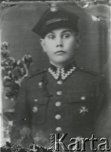 Druga połowa lat 30. do 1939, Kozienice, Polska.
Polski żołnierz w mundurze.
Zdjęcie wykonane w atelier fotograficznym żydowskiego fotografa Chaima Bernemana. Przed wojną zakład mieścił się w Kozienicach na rogu ulic Warszawskiej i Maciejowickiej, tuż przed wybuchem wojny albo już w czasie niemieckiej okupacji  został przeniesiony na ulicę Lubelską 13. Cała kolekcja jest datowana na okres od drugiej połowy lat 30-tych do roku 1941, kiedy Chaim Berneman wraz z rodziną został zesłany do obozu pracy w Wolanowie. Berneman zmarł po ucieczce z obozu.
Fot. Chaim Berneman (Chaim Berman), zbiory Ośrodka KARTA