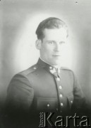 Druga połowa lat 30. do 1939, Kozienice, Polska.
Portret mężczyzny w mundurze leśnika.
Zdjęcie wykonane w atelier fotograficznym żydowskiego fotografa Chaima Bernemana. Przed wojną zakład mieścił się w Kozienicach na rogu ulic Warszawskiej i Maciejowickiej, przed wybuchem wojny albo już w czasie niemieckiej okupacji  został przeniesiony na ulicę Lubelską 13. Cała kolekcja jest datowana na okres od drugiej połowy lat 30-tych do roku 1941, kiedy Chaim Berneman wraz z rodziną został zesłany do obozu pracy w Wolanowie. Berneman zmarł po ucieczce z obozu.
Fot. Chaim Berneman (Chaim Berman), zbiory Ośrodka KARTA