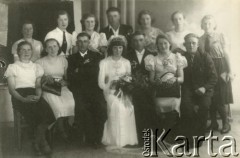 Druga połowa lat 30. do 1941, Kozienice, Polska.
Młoda para i goście weselni - fotografia ślubna.
Zdjęcie wykonane w atelier fotograficznym żydowskiego fotografa Chaima Bernemana. Przed wojną zakład mieścił się w Kozienicach na rogu ulic Warszawskiej i Maciejowickiej, przed wybuchem wojny albo już w czasie niemieckiej okupacji został przeniesiony na ulicę Lubelską 13. Cała kolekcja jest datowana na okres od drugiej połowy lat 30-tych do roku 1941, kiedy Chaim Berneman wraz z rodziną został zesłany do obozu pracy w Wolanowie. Berneman zmarł po ucieczce z obozu.
Fot. Chaim Berneman (Chaim Berman), zbiory Ośrodka KARTA