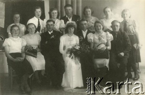 Druga połowa lat 30. do 1941, Kozienice, Polska.
Młoda para i goście weselni - fotografia ślubna.
Zdjęcie wykonane w atelier fotograficznym żydowskiego fotografa Chaima Bernemana. Przed wojną zakład mieścił się w Kozienicach na rogu ulic Warszawskiej i Maciejowickiej, przed wybuchem wojny albo już w czasie niemieckiej okupacji został przeniesiony na ulicę Lubelską 13. Cała kolekcja jest datowana na okres od drugiej połowy lat 30-tych do roku 1941, kiedy Chaim Berneman wraz z rodziną został zesłany do obozu pracy w Wolanowie. Berneman zmarł po ucieczce z obozu.
Fot. Chaim Berneman (Chaim Berman), zbiory Ośrodka KARTA
