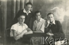 Druga połowa lat 30. do 1941, Kozienice, Polska.
Portret czterech chłopców.
Zdjęcie wykonane w atelier fotograficznym żydowskiego fotografa Chaima Bernemana. Przed wojną zakład mieścił się w Kozienicach na rogu ulic Warszawskiej i Maciejowickiej, przed wybuchem wojny albo już w czasie niemieckiej okupacji został przeniesiony na ulicę Lubelską 13. Cała kolekcja jest datowana na okres od drugiej połowy lat 30-tych do roku 1941, kiedy Chaim Berneman wraz z rodziną został zesłany do obozu pracy w Wolanowie. Berneman zmarł po ucieczce z obozu.
Fot. Chaim Berneman (Chaim Berman), zbiory Ośrodka KARTA