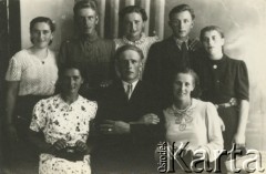 Druga połowa lat 30. do 1941, Kozienice, Polska.
Portret pięciu dziewczyn i trzech chłopaków.
Zdjęcie wykonane w atelier fotograficznym żydowskiego fotografa Chaima Bernemana. Przed wojną zakład mieścił się w Kozienicach na rogu ulic Warszawskiej i Maciejowickiej, przed wybuchem wojny albo już w czasie niemieckiej okupacji został przeniesiony na ulicę Lubelską 13. Cała kolekcja jest datowana na okres od drugiej połowy lat 30-tych do roku 1941, kiedy Chaim Berneman wraz z rodziną został zesłany do obozu pracy w Wolanowie. Berneman zmarł po ucieczce z obozu.
Fot. Chaim Berneman (Chaim Berman), zbiory Ośrodka KARTA