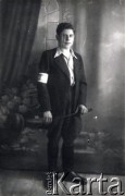 1939-1941, Kozienice, Polska.
Szmul Szpigel po wojnie nazywa się Sam Spigel. Szmul był synem szewca i miał dużą rodzinę w Kozienicach. Po wojnie wrócił do Kozienic, ale sąsiedzi wygnali go z miasta. Zamieszkał w Ameryce. 
Zdjęcie wykonane w atelier fotograficznym żydowskiego fotografa Chaima Bernemana. Przed wojną zakład mieścił się w Kozienicach na rogu ulic Warszawskiej i Maciejowickiej, przed wybuchem wojny albo już w czasie niemieckiej okupacji  został przeniesiony na ulicę Lubelską 13. Cała kolekcja jest datowana na okres od drugiej połowy lat 30-tych do roku 1941, kiedy Chaim Berneman wraz z rodziną został zesłany do obozu pracy w Wolanowie. Berneman zmarł po ucieczce z obozu.
Fot. Chaim Berneman (Chaim Berman), zbiory Ośrodka KARTA