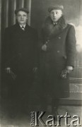 Druga połowa lat 30. do 1941, Kozienice, Polska.
Portret dwóch młodych mężczyzn w zimowych ubraniach.
Zdjęcie wykonane w atelier fotograficznym żydowskiego fotografa Chaima Bernemana. Przed wojną zakład mieścił się w Kozienicach na rogu ulic Warszawskiej i Maciejowickiej, przed wybuchem wojny albo już w czasie niemieckiej okupacji został przeniesiony na ulicę Lubelską 13. Cała kolekcja jest datowana na okres od drugiej połowy lat 30-tych do roku 1941, kiedy Chaim Berneman wraz z rodziną został zesłany do obozu pracy w Wolanowie. Berneman zmarł po ucieczce z obozu.
Fot. Chaim Berneman (Chaim Berman), zbiory Ośrodka KARTA