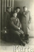 Druga połowa lat 30. do 1941, Kozienice, Polska.
Portret czterech mężczyzn w zimowych ubraniach.
Zdjęcie wykonane w atelier fotograficznym żydowskiego fotografa Chaima Bernemana. Przed wojną zakład mieścił się w Kozienicach na rogu ulic Warszawskiej i Maciejowickiej, przed wybuchem wojny albo już w czasie niemieckiej okupacji został przeniesiony na ulicę Lubelską 13. Cała kolekcja jest datowana na okres od drugiej połowy lat 30-tych do roku 1941, kiedy Chaim Berneman wraz z rodziną został zesłany do obozu pracy w Wolanowie. Berneman zmarł po ucieczce z obozu.
Fot. Chaim Berneman (Chaim Berman), zbiory Ośrodka KARTA