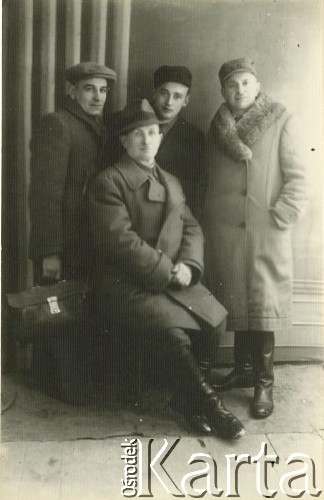 Druga połowa lat 30. do 1941, Kozienice, Polska.
Portret czterech mężczyzn w zimowych ubraniach.
Zdjęcie wykonane w atelier fotograficznym żydowskiego fotografa Chaima Bernemana. Przed wojną zakład mieścił się w Kozienicach na rogu ulic Warszawskiej i Maciejowickiej, przed wybuchem wojny albo już w czasie niemieckiej okupacji został przeniesiony na ulicę Lubelską 13. Cała kolekcja jest datowana na okres od drugiej połowy lat 30-tych do roku 1941, kiedy Chaim Berneman wraz z rodziną został zesłany do obozu pracy w Wolanowie. Berneman zmarł po ucieczce z obozu.
Fot. Chaim Berneman (Chaim Berman), zbiory Ośrodka KARTA
