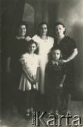 Druga połowa lat 30. do 1941, Kozienice, Polska.
Portret trzech kobiet i dwóch dziewczynek.
Zdjęcie wykonane w atelier fotograficznym żydowskiego fotografa Chaima Bernemana. Przed wojną zakład mieścił się w Kozienicach na rogu ulic Warszawskiej i Maciejowickiej, przed wybuchem wojny albo już w czasie niemieckiej okupacji został przeniesiony na ulicę Lubelską 13. Cała kolekcja jest datowana na okres od drugiej połowy lat 30-tych do roku 1941, kiedy Chaim Berneman wraz z rodziną został zesłany do obozu pracy w Wolanowie. Berneman zmarł po ucieczce z obozu.
Fot. Chaim Berneman (Chaim Berman), zbiory Ośrodka KARTA