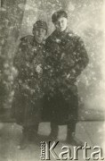 Druga połowa lat 30. do 1941, Kozienice, Polska.
Portret dwóch chłopców w zimowych ubraniach.
Zdjęcie wykonane w atelier fotograficznym żydowskiego fotografa Chaima Bernemana. Przed wojną zakład mieścił się w Kozienicach na rogu ulic Warszawskiej i Maciejowickiej, przed wybuchem wojny albo już w czasie niemieckiej okupacji został przeniesiony na ulicę Lubelską 13. Cała kolekcja jest datowana na okres od drugiej połowy lat 30-tych do roku 1941, kiedy Chaim Berneman wraz z rodziną został zesłany do obozu pracy w Wolanowie. Berneman zmarł po ucieczce z obozu.
Fot. Chaim Berneman (Chaim Berman), zbiory Ośrodka KARTA