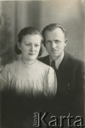 Druga połowa lat 30. do 1941, Kozienice, Polska.
Portret młodej kobiety w jasnej bluzce oraz mężczyzny w marynarce i krawacie.
Zdjęcie wykonane w atelier fotograficznym żydowskiego fotografa Chaima Bernemana. Przed wojną zakład mieścił się w Kozienicach na rogu ulic Warszawskiej i Maciejowickiej, przed wybuchem wojny albo już w czasie niemieckiej okupacji został przeniesiony na ulicę Lubelską 13. Cała kolekcja jest datowana na okres od drugiej połowy lat 30-tych do roku 1941, kiedy Chaim Berneman wraz z rodziną został zesłany do obozu pracy w Wolanowie. Berneman zmarł po ucieczce z obozu.
Fot. Chaim Berneman (Chaim Berman), zbiory Ośrodka KARTA