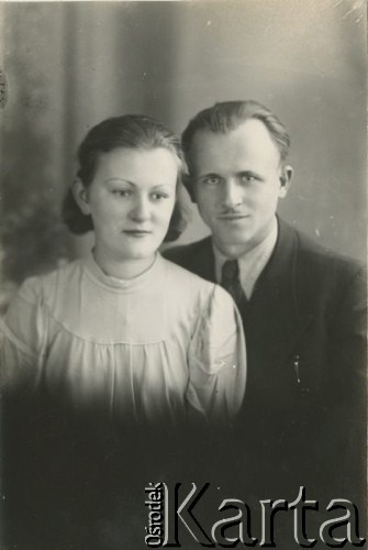Druga połowa lat 30. do 1941, Kozienice, Polska.
Portret młodej kobiety w jasnej bluzce oraz mężczyzny w marynarce i krawacie.
Zdjęcie wykonane w atelier fotograficznym żydowskiego fotografa Chaima Bernemana. Przed wojną zakład mieścił się w Kozienicach na rogu ulic Warszawskiej i Maciejowickiej, przed wybuchem wojny albo już w czasie niemieckiej okupacji został przeniesiony na ulicę Lubelską 13. Cała kolekcja jest datowana na okres od drugiej połowy lat 30-tych do roku 1941, kiedy Chaim Berneman wraz z rodziną został zesłany do obozu pracy w Wolanowie. Berneman zmarł po ucieczce z obozu.
Fot. Chaim Berneman (Chaim Berman), zbiory Ośrodka KARTA