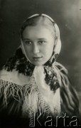 Druga połowa lat 30. do 1941, Kozienice, Polska.
Portret dziewczyny w chustce na głowie.
Zdjęcie wykonane w atelier fotograficznym żydowskiego fotografa Chaima Bernemana. Przed wojną zakład mieścił się w Kozienicach na rogu ulic Warszawskiej i Maciejowickiej, przed wybuchem wojny albo już w czasie niemieckiej okupacji został przeniesiony na ulicę Lubelską 13. Cała kolekcja jest datowana na okres od drugiej połowy lat 30-tych do roku 1941, kiedy Chaim Berneman wraz z rodziną został zesłany do obozu pracy w Wolanowie. Berneman zmarł po ucieczce z obozu.
Fot. Chaim Berneman (Chaim Berman), zbiory Ośrodka KARTA