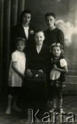 Druga połowa lat 30. do 1941, Kozienice, Polska.
Portret trzech kobiet i dwóch dziewczynek w wiankach na głowach.
Zdjęcie wykonane w atelier fotograficznym żydowskiego fotografa Chaima Bernemana. Przed wojną zakład mieścił się w Kozienicach na rogu ulic Warszawskiej i Maciejowickiej, przed wybuchem wojny albo już w czasie niemieckiej okupacji został przeniesiony na ulicę Lubelską 13. Cała kolekcja jest datowana na okres od drugiej połowy lat 30-tych do roku 1941, kiedy Chaim Berneman wraz z rodziną został zesłany do obozu pracy w Wolanowie. Berneman zmarł po ucieczce z obozu.
Fot. Chaim Berneman (Chaim Berman), zbiory Ośrodka KARTA