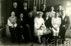Druga połowa lat 30. do 1941, Kozienice, Polska.
Młoda para i goście weselni - fotografia ślubna.
Zdjęcie wykonane w atelier fotograficznym żydowskiego fotografa Chaima Bernemana. Przed wojną zakład mieścił się w Kozienicach na rogu ulic Warszawskiej i Maciejowickiej, przed wybuchem wojny albo już w czasie niemieckiej okupacji został przeniesiony na ulicę Lubelską 13. Cała kolekcja jest datowana na okres od drugiej połowy lat 30-tych do roku 1941, kiedy Chaim Berneman wraz z rodziną został zesłany do obozu pracy w Wolanowie. Berneman zmarł po ucieczce z obozu.
Fot. Chaim Berneman (Chaim Berman), zbiory Ośrodka KARTA