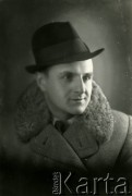 Druga połowa lat 30. do 1941, Kozienice, Polska.
Portret młodego mężczyzny w palcie z futrzanym kołnierzem i w kapeluszu.
Zdjęcie wykonane w atelier fotograficznym żydowskiego fotografa Chaima Bernemana. Przed wojną zakład mieścił się w Kozienicach na rogu ulic Warszawskiej i Maciejowickiej, przed wybuchem wojny albo już w czasie niemieckiej okupacji został przeniesiony na ulicę Lubelską 13. Cała kolekcja jest datowana na okres od drugiej połowy lat 30-tych do roku 1941, kiedy Chaim Berneman wraz z rodziną został zesłany do obozu pracy w Wolanowie. Berneman zmarł po ucieczce z obozu.
Fot. Chaim Berneman (Chaim Berman), zbiory Ośrodka KARTA