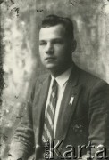 Druga połowa lat 30. do 1941, Kozienice, Polska.
Portret mężczyzny w marynarce, jasnej koszuli i krawacie.
Zdjęcie wykonane w atelier fotograficznym żydowskiego fotografa Chaima Bernemana. Przed wojną zakład mieścił się w Kozienicach na rogu ulic Warszawskiej i Maciejowickiej, przed wybuchem wojny albo już w czasie niemieckiej okupacji został przeniesiony na ulicę Lubelską 13. Cała kolekcja jest datowana na okres od drugiej połowy lat 30-tych do roku 1941, kiedy Chaim Berneman wraz z rodziną został zesłany do obozu pracy w Wolanowie. Berneman zmarł po ucieczce z obozu.
Fot. Chaim Berneman (Chaim Berman), zbiory Ośrodka KARTA