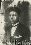 Druga połowa lat 30. do 1941, Kozienice, Polska.
Portret młodego mężczyzny w marynarce i białej koszuli z muszką.
Zdjęcie wykonane w atelier fotograficznym żydowskiego fotografa Chaima Bernemana. Przed wojną zakład mieścił się w Kozienicach na rogu ulic Warszawskiej i Maciejowickiej, przed wybuchem wojny albo już w czasie niemieckiej okupacji został przeniesiony na ulicę Lubelską 13. Cała kolekcja jest datowana na okres od drugiej połowy lat 30-tych do roku 1941, kiedy Chaim Berneman wraz z rodziną został zesłany do obozu pracy w Wolanowie. Berneman zmarł po ucieczce z obozu.
Fot. Chaim Berneman (Chaim Berman), zbiory Ośrodka KARTA