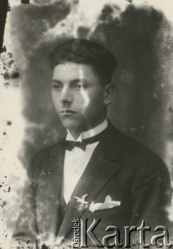 Druga połowa lat 30. do 1941, Kozienice, Polska.
Portret młodego mężczyzny w marynarce i białej koszuli z muszką.
Zdjęcie wykonane w atelier fotograficznym żydowskiego fotografa Chaima Bernemana. Przed wojną zakład mieścił się w Kozienicach na rogu ulic Warszawskiej i Maciejowickiej, przed wybuchem wojny albo już w czasie niemieckiej okupacji został przeniesiony na ulicę Lubelską 13. Cała kolekcja jest datowana na okres od drugiej połowy lat 30-tych do roku 1941, kiedy Chaim Berneman wraz z rodziną został zesłany do obozu pracy w Wolanowie. Berneman zmarł po ucieczce z obozu.
Fot. Chaim Berneman (Chaim Berman), zbiory Ośrodka KARTA