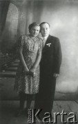 Druga połowa lat 30. do 1941, Kozienice, Polska.
Portret młodej kobiety w kwiecistej sukience i mężczyzny w garniturze.
Zdjęcie wykonane w atelier fotograficznym żydowskiego fotografa Chaima Bernemana. Przed wojną zakład mieścił się w Kozienicach na rogu ulic Warszawskiej i Maciejowickiej, przed wybuchem wojny albo już w czasie niemieckiej okupacji został przeniesiony na ulicę Lubelską 13. Cała kolekcja jest datowana na okres od drugiej połowy lat 30-tych do roku 1941, kiedy Chaim Berneman wraz z rodziną został zesłany do obozu pracy w Wolanowie. Berneman zmarł po ucieczce z obozu.
Fot. Chaim Berneman (Chaim Berman), zbiory Ośrodka KARTA