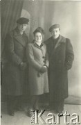 Druga połowa lat 30. do 1941, Kozienice, Polska.
Portret dziewczyny w palcie oraz dwóch młodych mężczyzn w paltach i kaszkietach.
Zdjęcie wykonane w atelier fotograficznym żydowskiego fotografa Chaima Bernemana. Przed wojną zakład mieścił się w Kozienicach na rogu ulic Warszawskiej i Maciejowickiej, przed wybuchem wojny albo już w czasie niemieckiej okupacji został przeniesiony na ulicę Lubelską 13. Cała kolekcja jest datowana na okres od drugiej połowy lat 30-tych do roku 1941, kiedy Chaim Berneman wraz z rodziną został zesłany do obozu pracy w Wolanowie. Berneman zmarł po ucieczce z obozu.
Fot. Chaim Berneman (Chaim Berman), zbiory Ośrodka KARTA