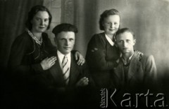 Druga połowa lat 30. do 1941, Kozienice, Polska.
Portret dwóch młodych kobiet w ciemnych sukienkach oraz dwóch mężczyzn w marynarkach.
Zdjęcie wykonane w atelier fotograficznym żydowskiego fotografa Chaima Bernemana. Przed wojną zakład mieścił się w Kozienicach na rogu ulic Warszawskiej i Maciejowickiej, przed wybuchem wojny albo już w czasie niemieckiej okupacji został przeniesiony na ulicę Lubelską 13. Cała kolekcja jest datowana na okres od drugiej połowy lat 30-tych do roku 1941, kiedy Chaim Berneman wraz z rodziną został zesłany do obozu pracy w Wolanowie. Berneman zmarł po ucieczce z obozu.
Fot. Chaim Berneman (Chaim Berman), zbiory Ośrodka KARTA