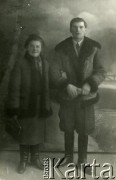 Druga połowa lat 30. do 1941, Kozienice, Polska.
Portret kobiety i mężczyzny w kożuszkach.
Zdjęcie wykonane w atelier fotograficznym żydowskiego fotografa Chaima Bernemana. Przed wojną zakład mieścił się w Kozienicach na rogu ulic Warszawskiej i Maciejowickiej, przed wybuchem wojny albo już w czasie niemieckiej okupacji został przeniesiony na ulicę Lubelską 13. Cała kolekcja jest datowana na okres od drugiej połowy lat 30-tych do roku 1941, kiedy Chaim Berneman wraz z rodziną został zesłany do obozu pracy w Wolanowie. Berneman zmarł po ucieczce z obozu.
Fot. Chaim Berneman (Chaim Berman), zbiory Ośrodka KARTA
