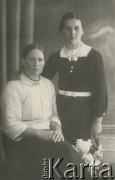 Druga połowa lat 30. do 1941, Kozienice, Polska.
Portret kobiety w białej bluzce i dziewczyny w czarnej sukience z białym kołnierzykiem.
Zdjęcie wykonane w atelier fotograficznym żydowskiego fotografa Chaima Bernemana. Przed wojną zakład mieścił się w Kozienicach na rogu ulic Warszawskiej i Maciejowickiej, przed wybuchem wojny albo już w czasie niemieckiej okupacji został przeniesiony na ulicę Lubelską 13. Cała kolekcja jest datowana na okres od drugiej połowy lat 30-tych do roku 1941, kiedy Chaim Berneman wraz z rodziną został zesłany do obozu pracy w Wolanowie. Berneman zmarł po ucieczce z obozu.
Fot. Chaim Berneman (Chaim Berman), zbiory Ośrodka KARTA