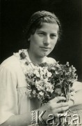 Druga połowa lat 30. do 1941, Kozienice, Polska.
Portret młodej kobiety z kwiatami.
Zdjęcie wykonane w atelier fotograficznym żydowskiego fotografa Chaima Bernemana. Przed wojną zakład mieścił się w Kozienicach na rogu ulic Warszawskiej i Maciejowickiej, przed wybuchem wojny albo już w czasie niemieckiej okupacji został przeniesiony na ulicę Lubelską 13. Cała kolekcja jest datowana na okres od drugiej połowy lat 30-tych do roku 1941, kiedy Chaim Berneman wraz z rodziną został zesłany do obozu pracy w Wolanowie. Berneman zmarł po ucieczce z obozu.
Fot. Chaim Berneman (Chaim Berman), zbiory Ośrodka KARTA