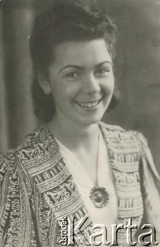 Druga połowa lat 30. do 1941, Kozienice, Polska.
Portret młodej kobiety w żakiecie i białej bluzce spiętej broszką.
Zdjęcie wykonane w atelier fotograficznym żydowskiego fotografa Chaima Bernemana. Przed wojną zakład mieścił się w Kozienicach na rogu ulic Warszawskiej i Maciejowickiej, przed wybuchem wojny albo już w czasie niemieckiej okupacji został przeniesiony na ulicę Lubelską 13. Cała kolekcja jest datowana na okres od drugiej połowy lat 30-tych do roku 1941, kiedy Chaim Berneman wraz z rodziną został zesłany do obozu pracy w Wolanowie. Berneman zmarł po ucieczce z obozu.
Fot. Chaim Berneman (Chaim Berman), zbiory Ośrodka KARTA
