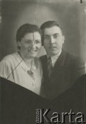 Druga połowa lat 30. do 1941, Kozienice, Polska.
Portret dziewczyny w jasnej bluzce oraz mężczyzny w marynarce i krawacie.
Zdjęcie wykonane w atelier fotograficznym żydowskiego fotografa Chaima Bernemana. Przed wojną zakład mieścił się w Kozienicach na rogu ulic Warszawskiej i Maciejowickiej, przed wybuchem wojny albo już w czasie niemieckiej okupacji został przeniesiony na ulicę Lubelską 13. Cała kolekcja jest datowana na okres od drugiej połowy lat 30-tych do roku 1941, kiedy Chaim Berneman wraz z rodziną został zesłany do obozu pracy w Wolanowie. Berneman zmarł po ucieczce z obozu.
Fot. Chaim Berneman (Chaim Berman), zbiory Ośrodka KARTA