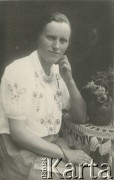 Druga połowa lat 30. do 1941, Kozienice, Polska.
Portret kobiety w haftowanej bluzce.
Zdjęcie wykonane w atelier fotograficznym żydowskiego fotografa Chaima Bernemana. Przed wojną zakład mieścił się w Kozienicach na rogu ulic Warszawskiej i Maciejowickiej, przed wybuchem wojny albo już w czasie niemieckiej okupacji został przeniesiony na ulicę Lubelską 13. Cała kolekcja jest datowana na okres od drugiej połowy lat 30-tych do roku 1941, kiedy Chaim Berneman wraz z rodziną został zesłany do obozu pracy w Wolanowie. Berneman zmarł po ucieczce z obozu.
Fot. Chaim Berneman (Chaim Berman), zbiory Ośrodka KARTA