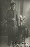 Druga połowa lat 30. do 1941, Kozienice, Polska.
Portret mężczyzny w kurtce i bryczesach.
Zdjęcie wykonane w atelier fotograficznym żydowskiego fotografa Chaima Bernemana. Przed wojną zakład mieścił się w Kozienicach na rogu ulic Warszawskiej i Maciejowickiej, przed wybuchem wojny albo już w czasie niemieckiej okupacji został przeniesiony na ulicę Lubelską 13. Cała kolekcja jest datowana na okres od drugiej połowy lat 30-tych do roku 1941, kiedy Chaim Berneman wraz z rodziną został zesłany do obozu pracy w Wolanowie. Berneman zmarł po ucieczce z obozu.
Fot. Chaim Berneman (Chaim Berman), zbiory Ośrodka KARTA