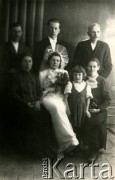 Druga połowa lat 30. do 1941, Kozienice, Polska.
Młoda para i członkowie rodziny - fotografia ślubna.
Zdjęcie wykonane w atelier fotograficznym żydowskiego fotografa Chaima Bernemana. Przed wojną zakład mieścił się w Kozienicach na rogu ulic Warszawskiej i Maciejowickiej, przed wybuchem wojny albo już w czasie niemieckiej okupacji został przeniesiony na ulicę Lubelską 13. Cała kolekcja jest datowana na okres od drugiej połowy lat 30-tych do roku 1941, kiedy Chaim Berneman wraz z rodziną został zesłany do obozu pracy w Wolanowie. Berneman zmarł po ucieczce z obozu.
Fot. Chaim Berneman (Chaim Berman), zbiory Ośrodka KARTA