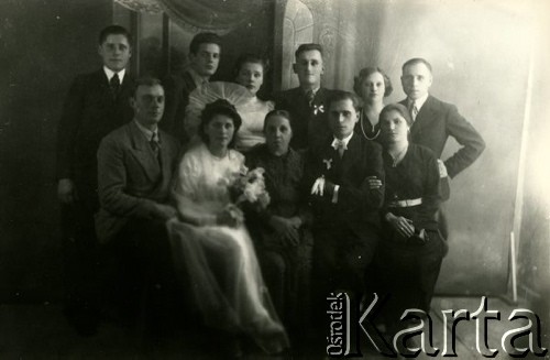 Druga połowa lat 30. do 1941, Kozienice, Polska.
Młoda para i goście weselni - fotografia ślubna.
Zdjęcie wykonane w atelier fotograficznym żydowskiego fotografa Chaima Bernemana. Przed wojną zakład mieścił się w Kozienicach na rogu ulic Warszawskiej i Maciejowickiej, przed wybuchem wojny albo już w czasie niemieckiej okupacji został przeniesiony na ulicę Lubelską 13. Cała kolekcja jest datowana na okres od drugiej połowy lat 30-tych do roku 1941, kiedy Chaim Berneman wraz z rodziną został zesłany do obozu pracy w Wolanowie. Berneman zmarł po ucieczce z obozu.
Fot. Chaim Berneman (Chaim Berman), zbiory Ośrodka KARTA