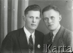 Druga połowa lat 30. do 1941, Kozienice, Polska.
Portret dwóch młodych mężczyzn w marynarkach, jasnych koszulach i krawatach.
Zdjęcie wykonane w atelier fotograficznym żydowskiego fotografa Chaima Bernemana. Przed wojną zakład mieścił się w Kozienicach na rogu ulic Warszawskiej i Maciejowickiej, przed wybuchem wojny albo już w czasie niemieckiej okupacji został przeniesiony na ulicę Lubelską 13. Cała kolekcja jest datowana na okres od drugiej połowy lat 30-tych do roku 1941, kiedy Chaim Berneman wraz z rodziną został zesłany do obozu pracy w Wolanowie. Berneman zmarł po ucieczce z obozu.
Fot. Chaim Berneman (Chaim Berman), zbiory Ośrodka KARTA