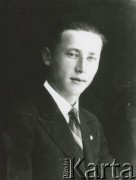 Druga połowa lat 30. do 1941, Kozienice, Polska.
Portret młodego mężczyzny w marynarce, jasnej koszuli i krawacie.
Zdjęcie wykonane w atelier fotograficznym żydowskiego fotografa Chaima Bernemana. Przed wojną zakład mieścił się w Kozienicach na rogu ulic Warszawskiej i Maciejowickiej, przed wybuchem wojny albo już w czasie niemieckiej okupacji został przeniesiony na ulicę Lubelską 13. Cała kolekcja jest datowana na okres od drugiej połowy lat 30-tych do roku 1941, kiedy Chaim Berneman wraz z rodziną został zesłany do obozu pracy w Wolanowie. Berneman zmarł po ucieczce z obozu.
Fot. Chaim Berneman (Chaim Berman), zbiory Ośrodka KARTA