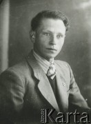 Druga połowa lat 30. do 1941, Kozienice, Polska.
Portret młodego mężczyzny w marynarce, jasnej koszuli i krawacie.
Zdjęcie wykonane w atelier fotograficznym żydowskiego fotografa Chaima Bernemana. Przed wojną zakład mieścił się w Kozienicach na rogu ulic Warszawskiej i Maciejowickiej, przed wybuchem wojny albo już w czasie niemieckiej okupacji został przeniesiony na ulicę Lubelską 13. Cała kolekcja jest datowana na okres od drugiej połowy lat 30-tych do roku 1941, kiedy Chaim Berneman wraz z rodziną został zesłany do obozu pracy w Wolanowie. Berneman zmarł po ucieczce z obozu.
Fot. Chaim Berneman (Chaim Berman), zbiory Ośrodka KARTA