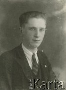 Druga połowa lat 30. do 1941, Kozienice, Polska.
Portret młodego mężczyzny w marynarce, jasnej koszuli i krawacie.
Zdjęcie wykonane w atelier fotograficznym żydowskiego fotografa Chaima Bernemana. Przed wojną zakład mieścił się w Kozienicach na rogu ulic Warszawskiej i Maciejowickiej, przed wybuchem wojny albo już w czasie niemieckiej okupacji został przeniesiony na ulicę Lubelską 13. Cała kolekcja jest datowana na okres od drugiej połowy lat 30-tych do roku 1941, kiedy Chaim Berneman wraz z rodziną został zesłany do obozu pracy w Wolanowie. Berneman zmarł po ucieczce z obozu.
Fot. Chaim Berneman (Chaim Berman), zbiory Ośrodka KARTA