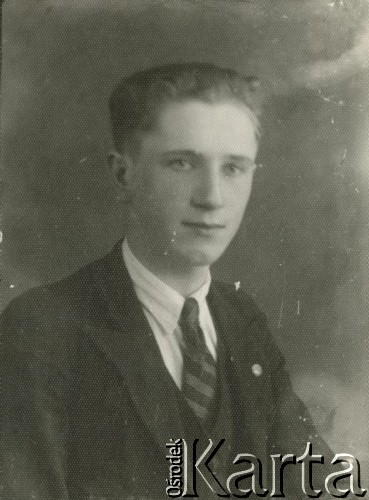 Druga połowa lat 30. do 1941, Kozienice, Polska.
Portret młodego mężczyzny w marynarce, jasnej koszuli i krawacie.
Zdjęcie wykonane w atelier fotograficznym żydowskiego fotografa Chaima Bernemana. Przed wojną zakład mieścił się w Kozienicach na rogu ulic Warszawskiej i Maciejowickiej, przed wybuchem wojny albo już w czasie niemieckiej okupacji został przeniesiony na ulicę Lubelską 13. Cała kolekcja jest datowana na okres od drugiej połowy lat 30-tych do roku 1941, kiedy Chaim Berneman wraz z rodziną został zesłany do obozu pracy w Wolanowie. Berneman zmarł po ucieczce z obozu.
Fot. Chaim Berneman (Chaim Berman), zbiory Ośrodka KARTA