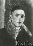 1939-1941, Kozienice, Polska.
Portret chłopca.
Zdjęcie wykonane w atelier fotograficznym żydowskiego fotografa Chaima Bernemana. Przed wojną zakład mieścił się w Kozienicach na rogu ulic Warszawskiej i Maciejowickiej, przed wybuchem wojny albo już w czasie niemieckiej okupacji  został przeniesiony na ulicę Lubelską 13. Cała kolekcja jest datowana na okres od drugiej połowy lat 30-tych do roku 1941, kiedy Chaim Berneman wraz z rodziną został zesłany do obozu pracy w Wolanowie. Berneman zmarł po ucieczce z obozu.
Fot. Chaim Berneman (Chaim Berman), zbiory Ośrodka KARTA