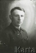 Druga połowa lat 30. do 1941, Kozienice, Polska.
Portret mężczyzny w ciemnej kurtce.
Zdjęcie wykonane w atelier fotograficznym żydowskiego fotografa Chaima Bernemana. Przed wojną zakład mieścił się w Kozienicach na rogu ulic Warszawskiej i Maciejowickiej, przed wybuchem wojny albo już w czasie niemieckiej okupacji został przeniesiony na ulicę Lubelską 13. Cała kolekcja jest datowana na okres od drugiej połowy lat 30-tych do roku 1941, kiedy Chaim Berneman wraz z rodziną został zesłany do obozu pracy w Wolanowie. Berneman zmarł po ucieczce z obozu.
Fot. Chaim Berneman (Chaim Berman), zbiory Ośrodka KARTA