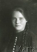 Druga połowa lat 30. do 1941, Kozienice, Polska.
Portret dzieczyny z warkoczami.
Zdjęcie wykonane w atelier fotograficznym żydowskiego fotografa Chaima Bernemana. Przed wojną zakład mieścił się w Kozienicach na rogu ulic Warszawskiej i Maciejowickiej, przed wybuchem wojny albo już w czasie niemieckiej okupacji został przeniesiony na ulicę Lubelską 13. Cała kolekcja jest datowana na okres od drugiej połowy lat 30-tych do roku 1941, kiedy Chaim Berneman wraz z rodziną został zesłany do obozu pracy w Wolanowie. Berneman zmarł po ucieczce z obozu.
Fot. Chaim Berneman (Chaim Berman), zbiory Ośrodka KARTA