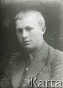 Druga połowa lat 30. do 1941, Kozienice, Polska.
Portret chłopaka w marynarce i ciemnej koszuli.
Zdjęcie wykonane w atelier fotograficznym żydowskiego fotografa Chaima Bernemana. Przed wojną zakład mieścił się w Kozienicach na rogu ulic Warszawskiej i Maciejowickiej, przed wybuchem wojny albo już w czasie niemieckiej okupacji został przeniesiony na ulicę Lubelską 13. Cała kolekcja jest datowana na okres od drugiej połowy lat 30-tych do roku 1941, kiedy Chaim Berneman wraz z rodziną został zesłany do obozu pracy w Wolanowie. Berneman zmarł po ucieczce z obozu.
Fot. Chaim Berneman (Chaim Berman), zbiory Ośrodka KARTA