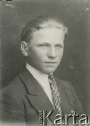 Druga połowa lat 30. do 1941, Kozienice, Polska.
Portret chłopaka w marynarce, białej koszuli i krawacie.
Zdjęcie wykonane w atelier fotograficznym żydowskiego fotografa Chaima Bernemana. Przed wojną zakład mieścił się w Kozienicach na rogu ulic Warszawskiej i Maciejowickiej, przed wybuchem wojny albo już w czasie niemieckiej okupacji został przeniesiony na ulicę Lubelską 13. Cała kolekcja jest datowana na okres od drugiej połowy lat 30-tych do roku 1941, kiedy Chaim Berneman wraz z rodziną został zesłany do obozu pracy w Wolanowie. Berneman zmarł po ucieczce z obozu.
Fot. Chaim Berneman (Chaim Berman), zbiory Ośrodka KARTA