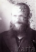1939-1941, Kozienice, Polska.
Portret mężczyzny.
Zdjęcie wykonane w atelier fotograficznym żydowskiego fotografa Chaima Bernemana. Przed wojną zakład mieścił się w Kozienicach na rogu ulic Warszawskiej i Maciejowickiej, przed wybuchem wojny albo już w czasie niemieckiej okupacji  został przeniesiony na ulicę Lubelską 13. Cała kolekcja jest datowana na okres od drugiej połowy lat 30-tych do roku 1941, kiedy Chaim Berneman wraz z rodziną został zesłany do obozu pracy w Wolanowie. Berneman zmarł po ucieczce z obozu.
Fot. Chaim Berneman (Chaim Berman), zbiory Ośrodka KARTA