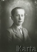 Druga połowa lat 30. do 1941, Kozienice, Polska.
Portret chłopca w marynarce i jasnej koszuli.
Zdjęcie wykonane w atelier fotograficznym żydowskiego fotografa Chaima Bernemana. Przed wojną zakład mieścił się w Kozienicach na rogu ulic Warszawskiej i Maciejowickiej, przed wybuchem wojny albo już w czasie niemieckiej okupacji został przeniesiony na ulicę Lubelską 13. Cała kolekcja jest datowana na okres od drugiej połowy lat 30-tych do roku 1941, kiedy Chaim Berneman wraz z rodziną został zesłany do obozu pracy w Wolanowie. Berneman zmarł po ucieczce z obozu.
Fot. Chaim Berneman (Chaim Berman), zbiory Ośrodka KARTA