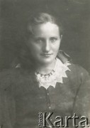 Druga połowa lat 30. do 1941, Kozienice, Polska.
Portret kobiety w ciemnej bluzce z białym kołnierzykiem.
Zdjęcie wykonane w atelier fotograficznym żydowskiego fotografa Chaima Bernemana. Przed wojną zakład mieścił się w Kozienicach na rogu ulic Warszawskiej i Maciejowickiej, przed wybuchem wojny albo już w czasie niemieckiej okupacji został przeniesiony na ulicę Lubelską 13. Cała kolekcja jest datowana na okres od drugiej połowy lat 30-tych do roku 1941, kiedy Chaim Berneman wraz z rodziną został zesłany do obozu pracy w Wolanowie. Berneman zmarł po ucieczce z obozu.
Fot. Chaim Berneman (Chaim Berman), zbiory Ośrodka KARTA