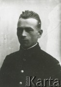 Druga połowa lat 30. do 1941, Kozienice, Polska.
Portret mężczyzny w mundurze.
Zdjęcie wykonane w atelier fotograficznym żydowskiego fotografa Chaima Bernemana. Przed wojną zakład mieścił się w Kozienicach na rogu ulic Warszawskiej i Maciejowickiej, przed wybuchem wojny albo już w czasie niemieckiej okupacji został przeniesiony na ulicę Lubelską 13. Cała kolekcja jest datowana na okres od drugiej połowy lat 30-tych do roku 1941, kiedy Chaim Berneman wraz z rodziną został zesłany do obozu pracy w Wolanowie. Berneman zmarł po ucieczce z obozu.
Fot. Chaim Berneman (Chaim Berman), zbiory Ośrodka KARTA