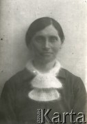 Druga połowa lat 30. do 1941, Kozienice, Polska.
Portret kobiety w ciemnej bluzce i moherowym szaliku.
Zdjęcie wykonane w atelier fotograficznym żydowskiego fotografa Chaima Bernemana. Przed wojną zakład mieścił się w Kozienicach na rogu ulic Warszawskiej i Maciejowickiej, przed wybuchem wojny albo już w czasie niemieckiej okupacji został przeniesiony na ulicę Lubelską 13. Cała kolekcja jest datowana na okres od drugiej połowy lat 30-tych do roku 1941, kiedy Chaim Berneman wraz z rodziną został zesłany do obozu pracy w Wolanowie. Berneman zmarł po ucieczce z obozu.
Fot. Chaim Berneman (Chaim Berman), zbiory Ośrodka KARTA