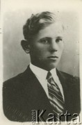 Druga połowa lat 30. do 1941, Kozienice, Polska.
Portret chłopaka w marynarce, białej koszuli i krawacie. W lewym rogu widoczny fragment pieczątki.
Zdjęcie wykonane w atelier fotograficznym żydowskiego fotografa Chaima Bernemana. Przed wojną zakład mieścił się w Kozienicach na rogu ulic Warszawskiej i Maciejowickiej, przed wybuchem wojny albo już w czasie niemieckiej okupacji został przeniesiony na ulicę Lubelską 13. Cała kolekcja jest datowana na okres od drugiej połowy lat 30-tych do roku 1941, kiedy Chaim Berneman wraz z rodziną został zesłany do obozu pracy w Wolanowie. Berneman zmarł po ucieczce z obozu.
Fot. Chaim Berneman (Chaim Berman), zbiory Ośrodka KARTA