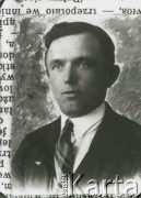 Druga połowa lat 30. do 1941, Kozienice, Polska.
Portret mężczyzny w marynarce, białej koszuli i krawacie.
Zdjęcie wykonane w atelier fotograficznym żydowskiego fotografa Chaima Bernemana. Przed wojną zakład mieścił się w Kozienicach na rogu ulic Warszawskiej i Maciejowickiej, przed wybuchem wojny albo już w czasie niemieckiej okupacji został przeniesiony na ulicę Lubelską 13. Cała kolekcja jest datowana na okres od drugiej połowy lat 30-tych do roku 1941, kiedy Chaim Berneman wraz z rodziną został zesłany do obozu pracy w Wolanowie. Berneman zmarł po ucieczce z obozu.
Fot. Chaim Berneman (Chaim Berman), zbiory Ośrodka KARTA